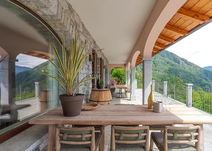 Rosa - Plesio By Lovecomo Barna